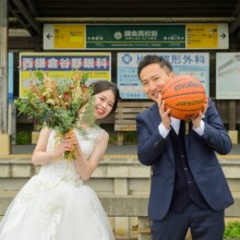 鎌倉・鎌倉高校前と海 2020.11.12 鎌倉高校前の海辺で撮る、江ノ電が彩る洋装ウェディングフォト