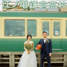 鎌倉高校前の海と江ノ電を背景にした、洋装ウェディングフォト前撮り
