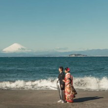 鎌倉・森戸海岸 2020.01.30 森戸海岸の砂浜に立つ和装姿と富士山の調和が美しいウェディングフォト