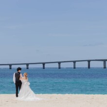 伊良部大橋を背景に白砂と透明な海が彩る、宮古島フォトウェディング