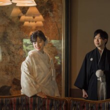 ローストビーフ鎌倉山の豊かな緑と洗練された雰囲気に包まれ、特別な一日を彩るウェディングフォトを撮影。