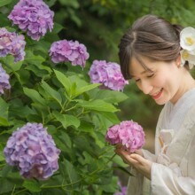 鎌倉山の四季を彩る紫陽花と緑に囲まれ、ローストビーフ鎌倉山で特別な一枚を残す。