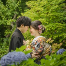 紫陽花の花咲く庭園で、ローストビーフ鎌倉山ならではの上質なウェディングフォトを撮影。