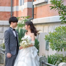 新婦のブーケと笑顔が輝く開港記念会館前の前撮り