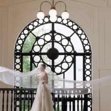横浜開港記念会館のアーチ窓を背景にベールが舞う花嫁のポートレート
