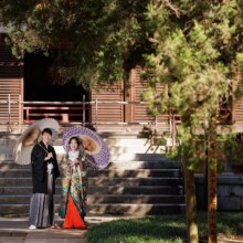 和装の新郎新婦が円覚寺で番傘を持ち微笑む結婚式前撮り
