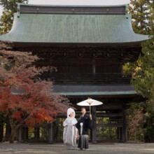 円覚寺の山門を背景に和装の新郎新婦が微笑む結婚式前撮り