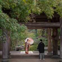 緑に包まれた円覚寺山門で和装新郎新婦の前撮り