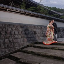静かな石段で寄り添う和装前撮りの新郎新婦
