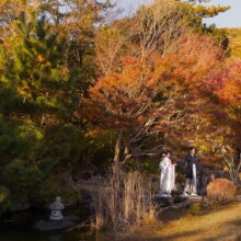葉山しおさい公園の紅葉に包まれた自然の中で残す、白無垢の和装ウェディングフォト