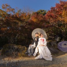 紅葉の葉山しおさい公園で叶う、白無垢姿の和装ウェディングフォト