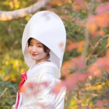 紅葉が広がる葉山しおさい公園で、白無垢の花嫁を写す和装ウェディングフォト