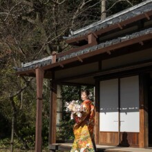 色打掛をまとった花嫁が伝統的な日本家屋で撮影