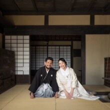 囲炉裏のある古民家で和装姿の新郎新婦が微笑むフォトウェディング