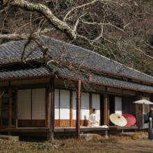 和風庭園と古民家を背景にした新郎新婦の和装ブライダルフォト