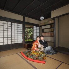 障子越しの光が差し込む和室で撮影された和装新郎新婦の前撮り