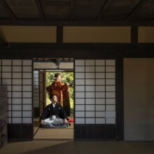 縁側で色打掛を纏う花嫁と黒紋付袴の新郎を切り取った和婚前撮り