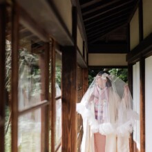 光差し込む回廊と歴史的建物で撮影する特別な和装花嫁撮影