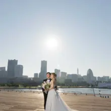横浜・大桟橋 2024.06.19 みなとみらいのビル群と陽光に映えるウェディングフォト