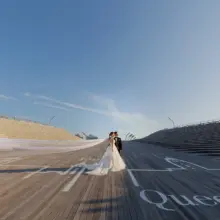 横浜・大桟橋 2024.06.19 青空広がる大桟橋で寄り添う新郎新婦の結婚式前撮り