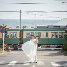 鎌倉・七里ガ浜 2021.05.25 七里ガ浜で江ノ電と青い海を背景に、鎌倉らしさ満点のロマンチックな結婚写真を撮影