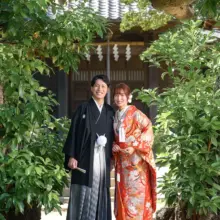 鎌倉・鎌倉本店の隣の神社で夏に撮影した和装前撮り 鎌倉・鎌倉本店の隣の神社で色打掛を着用した新婦と紋付袴を着用した新郎が写る和装前撮り