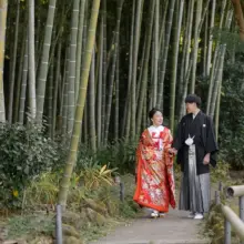 鎌倉・英勝寺で秋に撮影した和装前撮り 鎌倉・英勝寺で色打掛を着用した新婦と紋付袴を着用した新郎が手を取って歩く和装前撮り