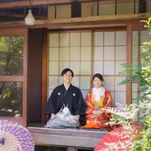鎌倉・鎌倉本店で秋に撮影した和装前撮り 鎌倉・鎌倉本店で色打掛を着用した新婦と紋付袴を着用した新郎が縁側で正座して写る和装前撮り