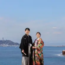 鎌倉・稲村ガ崎で冬に撮影した和装前撮り 鎌倉・稲村ガ崎で色打掛を着用した新婦と紋付き袴を着用した新郎が写る和装前撮り