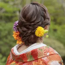 鮮やかな花を使用した髪飾り
