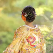 オレンジ、紫などの花をあしらった髪飾り