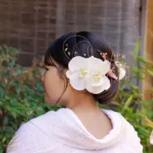 白い大きな花と桜の髪飾り