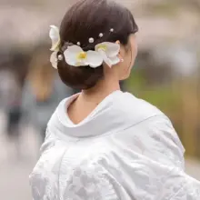 白い花とパールを使用した髪飾り