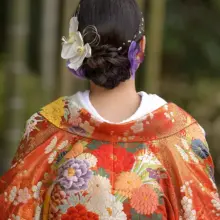 白や紫の花と金箔を使用した髪飾り