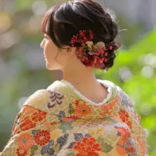 赤い花や実を使用した髪飾り