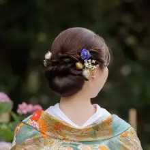 青い花や金の飾りを使用した髪飾り