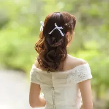 細いリボンやパールを使用したダウンスタイル