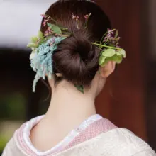 緑、青の花を使用した髪飾り