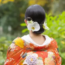 白い大きな花を使用した髪飾り