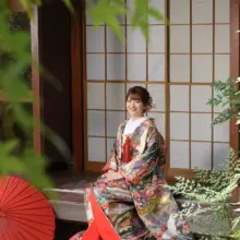 鎌倉・鎌倉本店で秋に撮影した和装前撮り 鎌倉・鎌倉本店で色打掛を着用した新婦が縁側に座っている和装ウェディングフォト