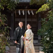 鎌倉・鎌倉本店の隣の神社で秋に撮影した和装前撮り 鎌倉・鎌倉本店の隣の神社で色打掛を着用した新婦と紋付袴を着用した新郎が写る和装前撮り