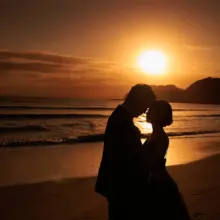 由比ガ浜の夕日を背景に、洋装ウェディング前撮りで映画のような一枚を