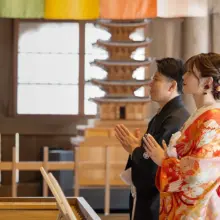 鎌倉・建長寺 2024.12.25 建長寺の仏殿内で手を合わせる色打掛姿の新婦と紋付袴姿の新郎。結婚の節目に祈りを捧げる様子を撮影した、色打掛前撮り・鎌倉和装前撮りのロケーションフォトです。