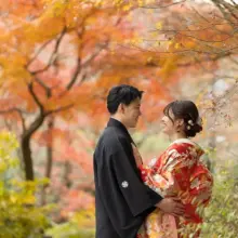 鎌倉・建長寺 2024.12.25 建長寺の紅葉を背景に、見つめ合う色打掛姿の新婦と紋付袴姿の新郎。秋の鎌倉で撮影した色打掛前撮り・鎌倉和装前撮りのロケーションフォトです。