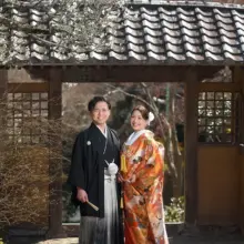 鎌倉・海蔵寺で冬に撮影した和装前撮り 鎌倉・海蔵寺で色打掛を着用した新婦と紋付袴を着用した新郎がほほ笑みながら写る和装前撮り