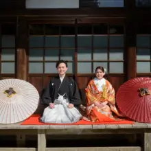 鎌倉・海蔵寺で冬に撮影した和装前撮り 鎌倉・海蔵寺で色打掛を着用した新婦と紋付袴を着用した新郎が正座をして写る和装前撮り