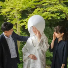 鎌倉・妙本寺 2020.06.18 妙本寺の新緑に囲まれた境内で、ご家族に見守られながら白無垢姿の新婦が笑顔を見せる様子。鎌倉で撮影した白無垢前撮り・鎌倉和装前撮りのロケーションフォトです。