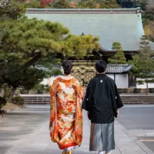 鎌倉・建長寺で秋に撮影した和装前撮り 鎌倉・建長寺で色打掛を着用した新婦と紋付袴を着用した新郎の後ろ姿を写した和装前撮り