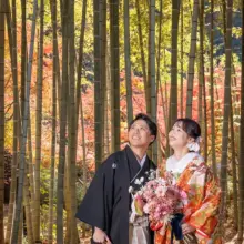 鎌倉・建長寺で秋に撮影した和装前撮り 鎌倉・建長寺で色打掛を着用した新婦と紋付袴を着用した新郎が紅葉を見上げている和装ウェディングフォト