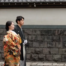 鎌倉・円覚寺で秋に撮影した和装前撮り 鎌倉・円覚寺で色打掛を着用した新婦と紋付き袴を着用した新郎が写る和装前撮り